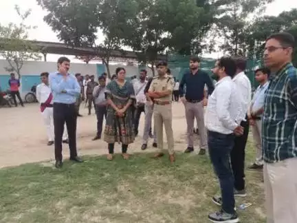 आज दिनांक-02.06.24 को जिला पदाधिकारी एवं पुलिस अधीक्षक,कटिहार द्वारा कटिहार जिलान्तर्गत होमगार्ड की बहाली को लेकर राजेंद्र स्टेडियम में सुरक्षा व्यवस्था का जायजा लिया गया तथा संबंधित पदाधिकारी को आवश्यक दिशा-निर्देश दिया गया I