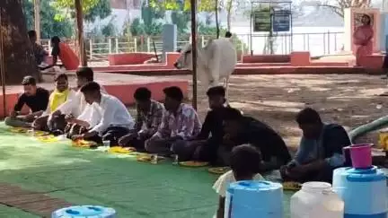 होशंगाबाद नगर: नर्मदापुरम: पर्यटन घाट पर सोनतलाई से आए मरकाम परिवार ने कराया सामूहिक भंडारे का आयोजन