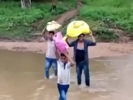 ओडगी: चांदनीबिहारपुर क्षेत्र में बेमौसम बारिश से बरगानदी उफान पर, ग्रामीण जान जोखिम डालकर कर रहे हैं नदी पार
