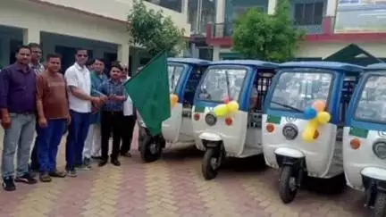 बागेश्वर: बागेश्वर नगर की सड़कों पर जल्द दौड़ेंगे चार नए ई-रिक्शा, नगरपालिका अध्यक्ष सुरेश खेतवाल ने दिखाई हरी झंडी