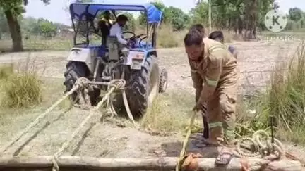 प्रतापगढ़: तुर्कान गांव में कुएं में गिरे दो गोवंशों को फायर कर्मियों ने ग्रामीणों के सहयोग से जीवित निकाला