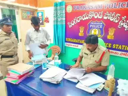 కొండపి: సింగరాయకొండ పోలీస్ స్టేషన్ ని ఆకస్మికంగా సందర్శించి రికార్డులను పరిశీలించిన సీఐ హాజరతయ్యా