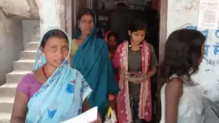 बैरिया: आंगनवाड़ी केंद्र संख्या-31 की सेविका पर पोषाहार में गड़बड़ी करने का आरोप, CDPO कार्यालय में दिया गया आवेदन  #jansamasya