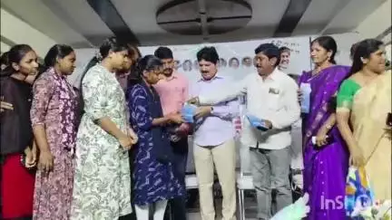 భద్రాచలం: భద్రాచలం పట్టణంలోని కేకే ఫంక్షన్ హాల్ లో లబ్ధిదారులకు ఇందిరమ్మ పట్టాలు, రైతులకు విత్తనాలు పంపిణీ చేసిన ఎమ్మెల్యే తెల్లం