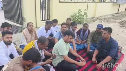 राजसमंद: डीएमएफटी नर्सिंग कर्मचारी ने सीएमएचओ ऑफिस के बाहर किया धरना प्रदर्शन
