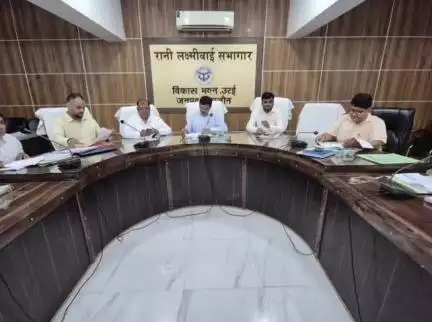 उरई: उरई के रानी लक्ष्मी बाई सभागार में डीएम ने ग्राम पंचायतों के ऑडिट आपत्तियों की समीक्षा बैठक में दिए कड़े निर्देश