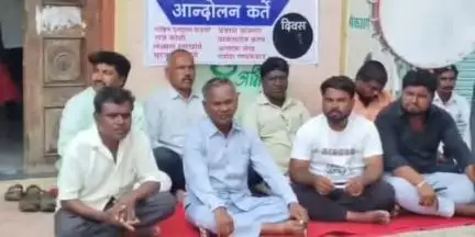 दक्षिण सोलापूर: मंदुप ग्रामपंचायत कार्यालयासमोर हद्दीतील गायरान जागेवरील अतिक्रमणाबाबत बहुजन हक्क अभियानाच्या वतीने आंदोलन...
