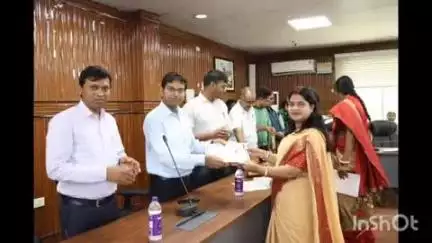 दुमका: दुमका समाहरणालय में उपायुक्त ने इंटरमीडिएट विज्ञान परीक्षा में उत्कृष्ट छात्रों और प्रधानाध्यापकों को किया सम्मानित