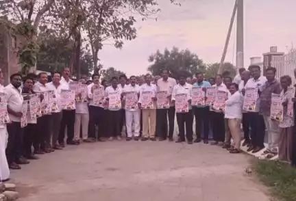 సంతనూతలపాడు: చండ్రపాడు గ్రామంలో వెన్నుపోటు దినం పోస్టర్లు ఆవిష్కరించిన YCP నియోజకవర్గ ఇన్చార్జ్ మెరుగు నాగార్జున