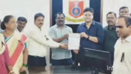 अमरावती: आरटीओ कर्मचाऱ्यावर झालेल्या हल्ल्यासंदर्भात काळी फित लावून आरटीओ कार्यालयात निषेध निवेदन सादर