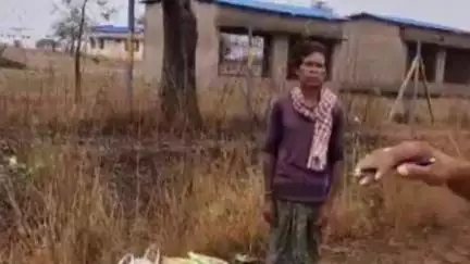 बसना: ग्राम खोखेपुर गाय गोठान के पास अवैध महुआ शराब रखकर ग्राहक का इंतजार कर रहे एक व्यक्ति को पुलिस ने पकड़ा