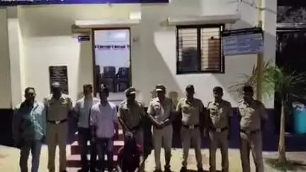 मुर्तीजापूर: प्रतीक नगर येथे ११ महिने आधी टॅटू आर्टिस्ट महिलेच्या खुनातील फरार आरोपीला शहर पोलिसांनी मुंबई येथून केली अटक