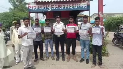चंदौसी: चंदौसी में स्थित संभल चौराहे पर एसपी के निर्देशन में मुख्य आरक्षी सोनू अहलावत ने वाहन चालकों को किया जागरूक