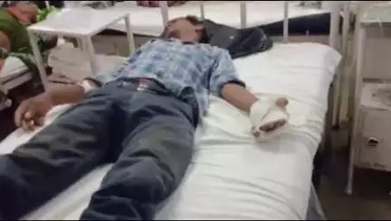 आबापुरा: गेमनपुल पर कार ने बाइक को चपेट में लिया, व्यक्ति को हाथ पर लगी चोट, एमजी अस्पताल में उपचार जारी