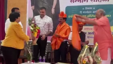 नगर: हातमपुरा येथे कोरोना योध्ये कळकुंबे दांपत्याचा सन्मान