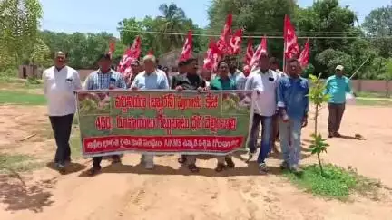 జంగారెడ్డిగూడెం ఆర్డీవో కార్యాలయం వద్ద ఆందోళన కార్యక్రమం, వర్జీనియా పొగాకుకు గిట్టుబాటు ధర కల్పించాలని నిరసన