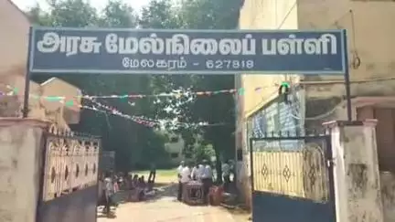 தென்காசி: அரசு பள்ளியில் துவக்க நாளில் நடைபெற்ற விழாவில் இந்தி பாடலுக்கு முக்கியத்துவம் அளித்த நிகழ்வு சர்ச்சை ஏற்படுத்தியுள்ளது