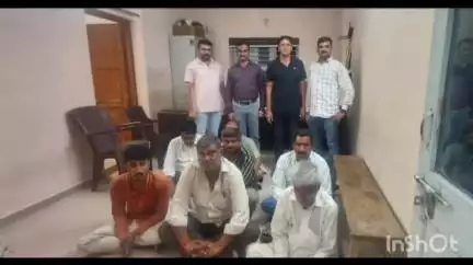 ઓખામંડળ: ખજુરીયા ગામે ચાલતા જુગારધામ પર પોલીસ  ત્રાટકી 4,29,500 ના મુદ્દા માલ સાથે આઠ જુગારી ઝડપાયા
