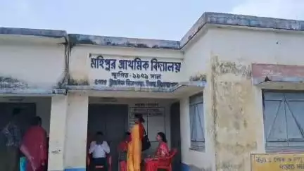 হেমতাবাদ: শিক্ষককে অন্যত্র বদলির দাবিতে হেমতাবাদের মহিপুর প্রাথমিক বিদ্যালয়ে তালা ঝুলিয়ে বিক্ষোভ