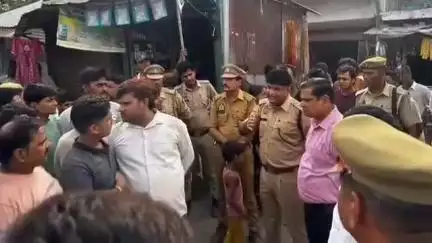 बिसवां: सेवता में देवी मंदिर के आसपास के लोगों को SDM और CO ने पुलिस बल के साथ पहुंचकर दो दिनों में अतिक्रमण हटाने का दिया आदेश