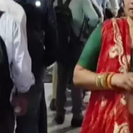 राजगढ़: राजगढ रेलवे स्टेशन पर सुबह टिकट खिड़की पर लगी भीड़, एक ही टिकट खिड़की के कारण यात्रियों को होती है परेशानी