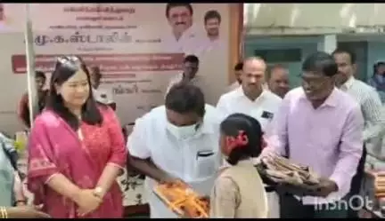 குன்னம்: பெண்கள் மேல்நிலைப் பள்ளியில் மாணவிகளுக்கு விலையில்லா பாட புத்தகம், சீருடைகளை வழங்கிய அமைச்சர் சிவசங்கர்