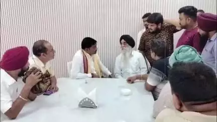 ଓରିଏଣ୍ଟ: ବରଗଡ ସାଂସଦ ପ୍ରଦୀପ ପୁରୋହିତଙ୍କ ବ୍ରଜରାଜନଗର ଗସ୍ତ, ସ୍ଥାନୀୟ ଏମସିଏଲ ଗେଷ୍ଟ ହାଉସ ପରିସରରେ ଅଞ୍ଚଳର ସମସ୍ୟାକୁ ନେଇ କଲେ ଆଲୋଚନା