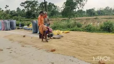 भंडारा: आधारभूत धान खरेदी केंद्रावर आहे त्या स्थितीत धान खरेदी करावे ; बारव्हा येथील शेतकऱ्यांची मागणी #jansamasya