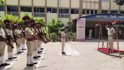 हाजीपुर: ADGP निर्मल कुमार आजाद ने वैशाली SP कार्यालय में सभी थाना, अंचल, अनुमंडल व पुलिस केंद्र के कार्यों की समीक्षा की