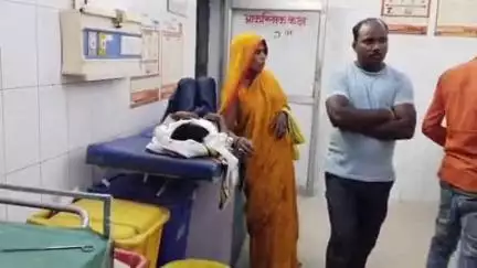 मुगलसराय: भदौलिया के समीप बुजुर्ग को बचाने के चक्कर में अनियंत्रित होकर गिरी बाइक, दंपति व पुत्र गिरे, पिता-पुत्र की हालत गंभीर