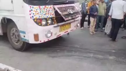 पिंडवाड़ा: जनापुर सर्कल पर रोडवेज बस और ट्रक चालक के बीच हुई बहस, गलत दिशा में आ रही थी रोडवेज बस