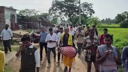 ଧରାକୋଟ: ସୁନ୍ଦରାପଲ୍ଲୀ ଗ୍ରାମ ଗ୍ରସ୍ତକରି ଉନ୍ନୟନ କାର୍ଯ୍ୟ ନେଇ ଲୋକଙ୍କ ସହ ଆଲୋଚନା କଲେ ସାନଖେମୁଣ୍ଡି ବିଧାୟକ