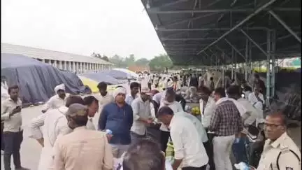 सनावद: कृषि मंडी सनावद में सोमवार को फिर दिखी रौनक, हम्माली की राशि बढ़ने पर मंडी का विवाद हुआ खत्म