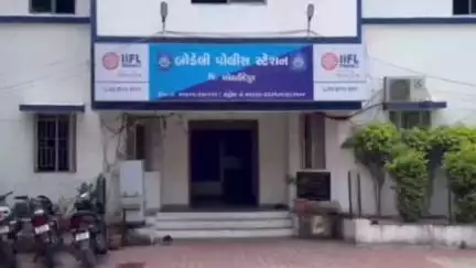 બોડેલી: બોડેલીના હાલોલ રોડ પર આવેલ વ્રજભૂમિ સોસાયટી અને સામ્રાજ્ય સોસાયટીમાંથી કુલ ચાર બાઈકોની ચોરી કરી તસ્કરો ફરાર