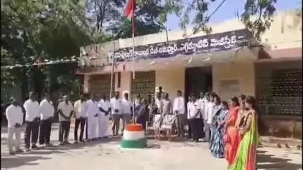 యాదగిరిగుట్ట: మండల కేంద్రంలో తెలంగాణ ఆవిర్భావ దినోత్సవ వేడుకలను పురస్కరించుకొని పలు ప్రభుత్వ కార్యాలయాల్లో ఘనంగా వేడుకలు