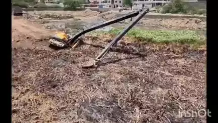 नाथद्वारा: नाथद्वारा के सिंहाड तालाब में चल रहे एसटीपी कार्य में लगी पोकलेन मशीन सोमवार को अचानक अनियंत्रित होकर पलट गई