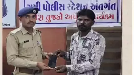સમી: 'તેરા તુજકો તેરા અર્પણ' કાર્યક્રમ અંતર્ગત સમી પોલીસે ટ્રક અને મોબાઇલ મળી 9.4 લાખનો મુદ્દામાલ મૂળ માલિકને પરત અપાવ્યો