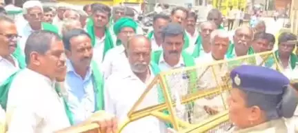 ಶಿಡ್ಲಘಟ್ಟ: ರೈತರ ಮೇಲಿನ ಎಫ್‌ಐಆರ್ ವಿಚಾರ, ಪಟ್ಟಣದಲ್ಲಿ ಗ್ರಾಮಾಂತರ ಠಾಣೆ ಮುಂದೆ ಜಮಾಯಿಸಿದ ರೈತರು