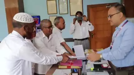 বালিজানা: ৰাক্ষসিনী অঞ্চলত উচ্ছেদৰ বিৰুদ্ধে প্ৰাক্তন বিধায়ক দেৱান জয়নাল আবেদিনৰ নেতৃত্বত জিলা আয়ুক্তক স্মাৰক পত্ৰ প্ৰদান