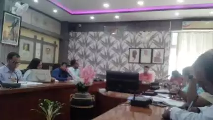 ধুবুৰী ভাগ: জিলা আয়ুক্ত কাৰ্যালয়ৰ সভাকক্ষত বানপানী, বতাহ-ধুমুহা আৰু গৰাখহনীয়াৰ ওপৰত এক গুৰুত্বপূৰ্ণ সভা অনুষ্ঠিত