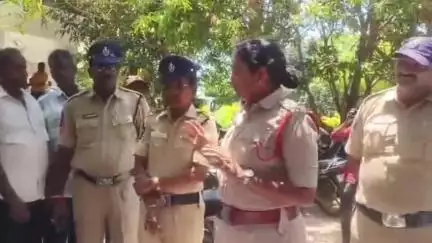 కలెక్టరేట్‌లో శక్తి యాప్ గురించి మహిళలకు అవగాహన కల్పించిన షీ టీం ఎస్సై గంగాభవాని