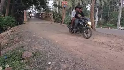 ఉండి: వేండ్ర గ్రామంలో శిథిలావస్థకు చేరిన వంతెన, తక్షణమే మరమ్మతులు చేపట్టాలని కోరుతున్న స్థానికులు  
#localissue