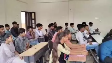 જાંબુઘોડા: શહેરમાં ઔદ્યોગિક રોજગાર અને એપ્રેન્ટિસ ભરતી મેળો યોજાયો, રોજગાર ભરતી મેળામા કુલ ૩૨ ઉમેદવારોની પ્રાથમિક પસંદગી કરાઇ