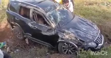 औसा: लातूर ते औसा महामार्गावरील बुधोडा येथील कारंजे खडीकेंद्राजवळ कारचा भीषण अपघात, तीन जण गंभीर जखमी