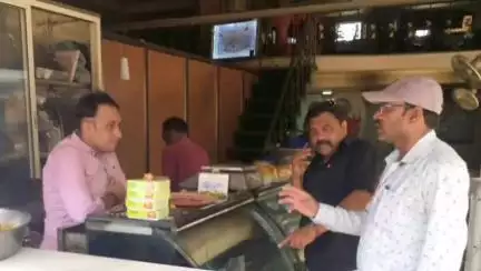 अकोला: मनपाकडून प्लास्टिक प्रतिबंधासाठी मुख्य बाजारपेठेतील व्यावसायिकांना करण्यात आली जनजागृती