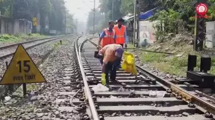 MRU INDIA TV लोक साधना पर "एक पहल" स्वक्षता की ओर रेलवे ट्रेक पर गंदगी ना करें, रेलवे ट्रेक पर होनें वाली गंदगी बड़े हादसे का कारण बन सकती है तो आयें हम सब संकल्प लें सार्वजनिक/प्रशासनिक प्रतिष्ठानों को साफ सफाई की जिम्मेदारी हम सबकी है