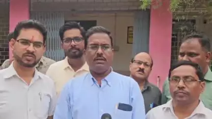 पत्थलगांव: पत्थलगांव में शिक्षकों ने युक्तियुक्तकरण को लेकर किया विरोध, शिक्षक धनु यादव ने कहा- गलत नीति के तहत किया जा रहा है