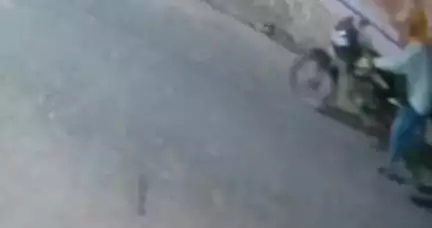 बड़ागांव धसान: बड़ागांव खरे मोहल्ला में घर के सामने से बाइक चोरी, सीसीटीवी में कैद हुई घटना