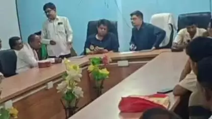 सारठ: BDO सीके सिंह ने सारठ प्रखंड में PDS अधिकारियों के साथ की बैठक, जून में 3 माह का राशन देने का दिया निर्देश
