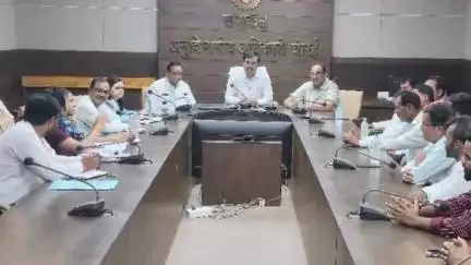 चौरई: चौरई के एसडीएम कार्यालय में जनप्रतिनिधि और प्रशासनिक अधिकारी की बैठक हुई